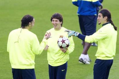 Milito, Messi y Pinto, durante el entrenamiento de ayer del Barcelona.