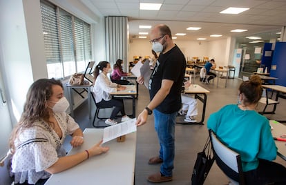 Un profesor reparte ejercicios en una clase de un instituto de San Sebastián.