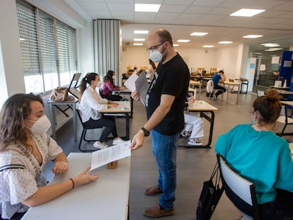 Un profesor reparte ejercicios en una clase de un instituto de San Sebastián.