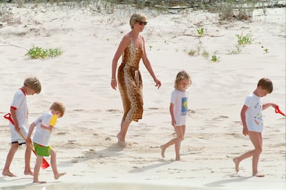 La princesa de Gales, Diana, junto a sus hijos en la isla Necker el 11 de abril de 1990.