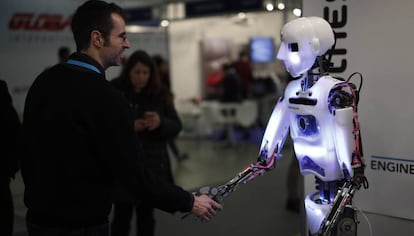 El robot Onglew saluda a un visitante de Global Robot Expo.