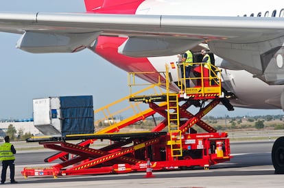 Uno de los aviones de Iberia atendido por el personal de tierra en el aeropuerto madrileño de Barajas.