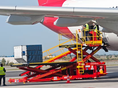 Uno de los aviones de Iberia atendido por el personal de tierra en el aeropuerto madrileño de Barajas.