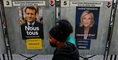 Carteles de Macron y Le Pen en París.