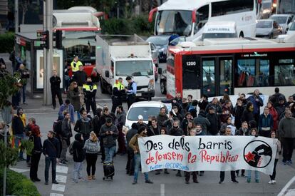 Piquets bloquejant la plaça Cerdà a Barcelona en protesta per l'empresonament dels exconsellers del Govern.