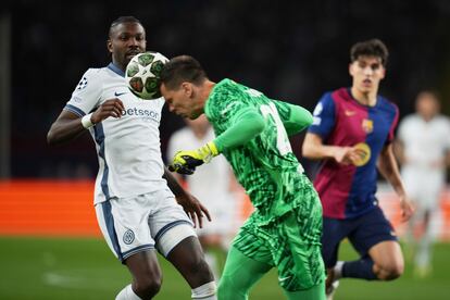 Szczesny intercepta un balón durante el partido ante el Inter.
