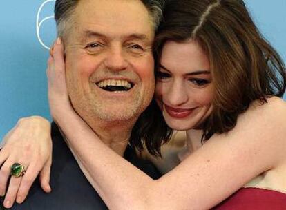 La actriz Anne Hathaway abraza al director Jonathan Demme ayer en Venecia.