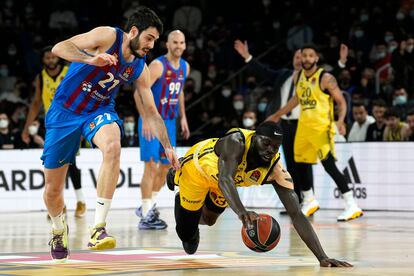 Álex Abrines intenta robar el balón a Marial Shayok