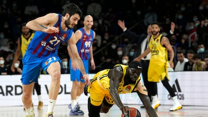 Álex Abrines intenta robar el balón a Marial Shayok