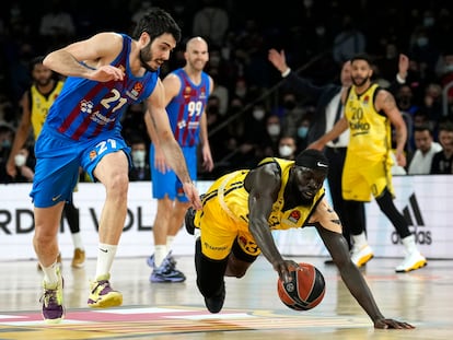 Álex Abrines intenta robar el balón a Marial Shayok