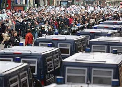 Los manifestantes gritan: "necesitamos la verdad para poder votar".