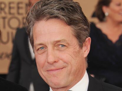 Hugh Grant arrives en Los Ángeles en 2017.