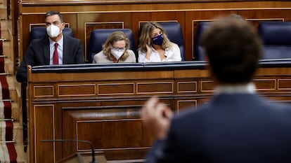 El líder del PP, Pablo Casado, se dirige al presidente del Gobierno, Pedro Sánchez, en el Congreso.