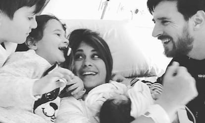 Imagen de familia de Lionel Messi y Antonella Roccuzzo con sus tres hijos.