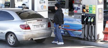 Un conductor reposta en una gasolinera de Repsol.