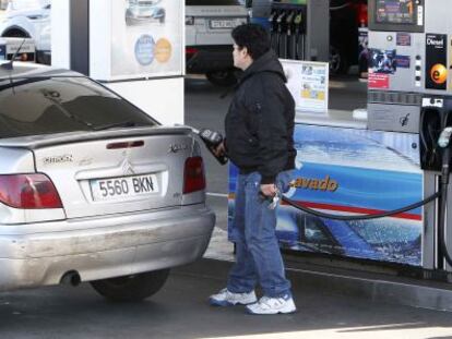 Un conductor reposta en una gasolinera de Repsol.