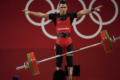 El colombiano Luis Javier Mosquera Lozano tras un levantamiento, en la prueba de halterofilia masculina de 67 kg.