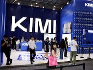 Varias personas pasan junto al stand de Moonshot, que promociona su modelo de IA Kimi K3, durante la Conferencia Mundial de Inteligencia Artificial en Shanghái, China, el pasado 17 de julio.