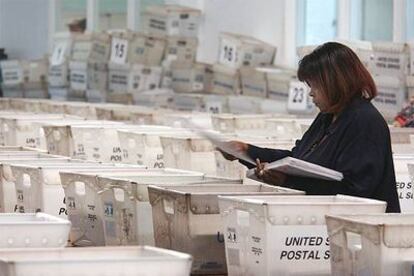 Una agente de la comisión electoral del condado de Broward, en Florida, organiza el reparto de votos por correo.