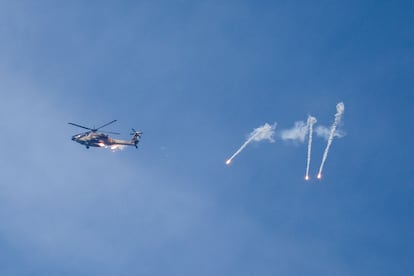 Un helicóptero Apache israelí lanza una ráfaga de munición mientras patrulla la frontera entre Israel y Gaza, este miércoles.