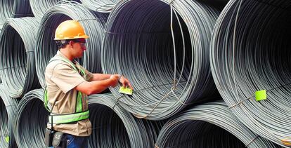 Un trabajador de la compañía ArcelorMittal. 