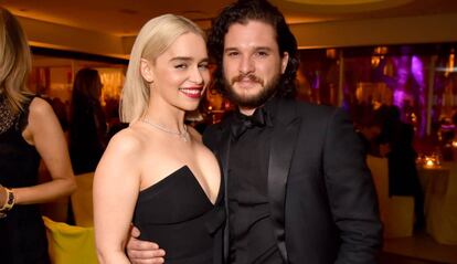 Emilia Clarke y Kit Harington, en los Globos de Oro.