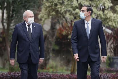 El presidente de Perú Martín Vizcarra (derecha) y el primer ministro Pedro Cateriano, antes de su presentación en el Congreso para solicitar su investidura de cara al último año de mandato del presidente, este lunes en Lima.