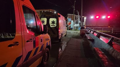 Ambulancias estacionadas en los alrededores de Bahía Mansa durante los trabajos de rescate, esta mañana en San Juan de la Costa, Chile.