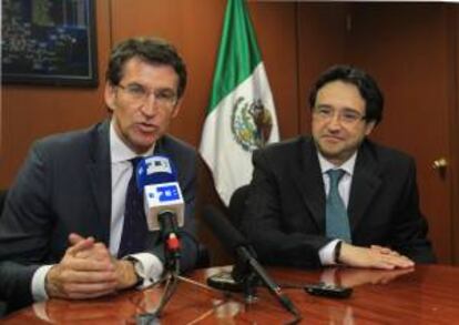 El presidente regional de Galicia (noreste de España), Alberto Núñez Feijoo (i, habla junto al director general de PMI Comercio Internacional, José Manuel Carrera Pamizzo (d) en Ciudad de México.