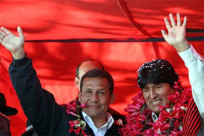 Ollanta Humala (izquierda) y Evo Morales saludan a sus seguidores el lunes en la ciudad boliviana de Copacabana.