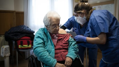 Una mujer es vacunada en la residencia Pare Vilaseca de Igualada (Barcelona) el 12 de enero.