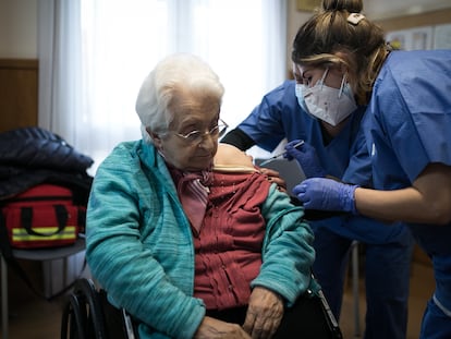 Enfermeiras vacinam uma idosa na residência geriátrica Pare Vilaseca de Igualada (Barcelona), na sexta-feira.