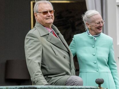 El príncipe Enrique y la reina Margarita durante la celebración del cumpleaños 77 de la monarca en el castillo de Marselisborg.