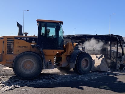 Grúa remueve los restos de un autobús carbonizado en los enfrentamiendos del 5 de enero en Culiacán, Sinaloa