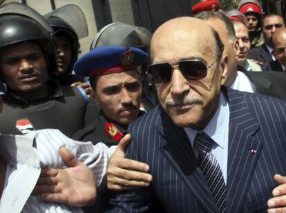 El exvicepresidente egipcio Omar Suleimán (derecha).