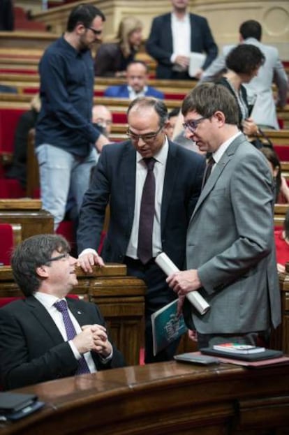 Puigdemont, Turull i Mundó al Parlament.