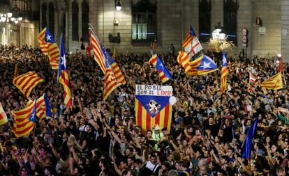 Manifestantes pró-independência comemoram na praça Sant Jaume em Barcelona.