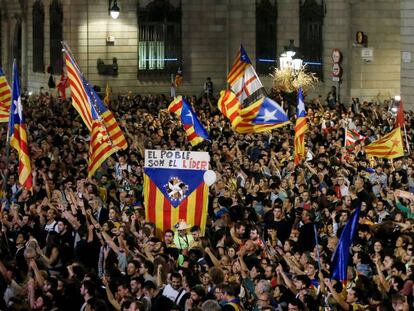 Manifestantes pr&oacute;-independ&ecirc;ncia comemoram na pra&ccedil;a  Sant Jaume em Barcelona. 