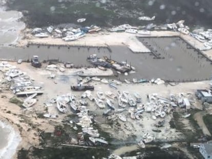 A violência dos ventos e das chuvas arrasou 13.000 casas, 45% do total das moradias das ilhas atingidas, segundo a Cruz Vermelha. ONU contabiliza que mais de 60.000 precisarão de comida e água potável