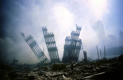 Restos del World Trade Center, en medio de los escombros en Nueva York, el martes 11 de septiembre de 2001.