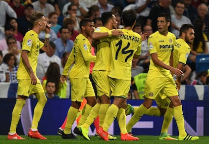 Los jugadores del Villareal celebran el primer gol del partido.