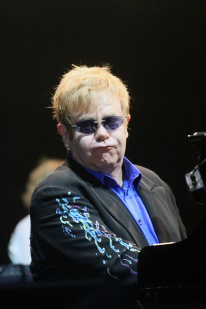 El cantante Elton John durante una de sus actuaciones en junio de 2010