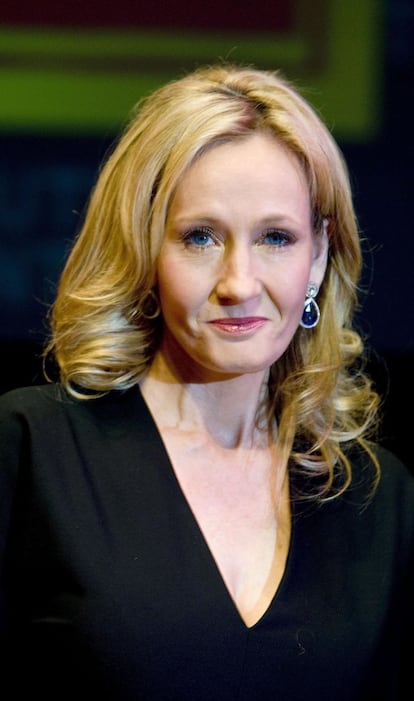 Más que cualquier otro escritor, J. K Rowling ha logrado lanzar un conjuro sobre Twitter y la página web Pottermore para expandir aún más el universo de Harry Potter. Desde hace algunos años ella ha ido revelando en la red social detalles de la vida de los personajes de su éxitosa saga, desde porqué Hagrid no puede realizar el hechizo 'Patronus' hasta porqué estudiar en Hogwart es gratis. La autora también ha usado la red social de los 140 caracteres para mostrar su rechazo hacia Donald Trump. En un tuit comparó al magnate y spirante republicano a presidir EE UU con Voldemort, y dijo que ni su más malvado personaje era tan malo el político.