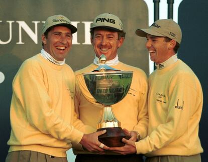 Los ganadores de la Copa Dunhill de golf José María Olazábal , Miguel Ángel Jiménez y Sergio García, del equipo español, posan con la copa tras proclamarse campeones en 1999.
