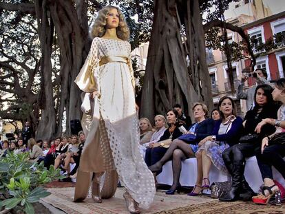 Un momento del desfile de moda, ayer, en la plaza de Gabriel Miró de Alicante.
