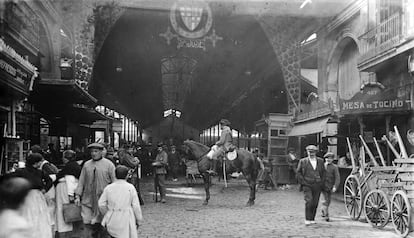 La Guàrdia Civil (a dalt) custodia la Boqueria en la vaga de La Canadenca el 1919.