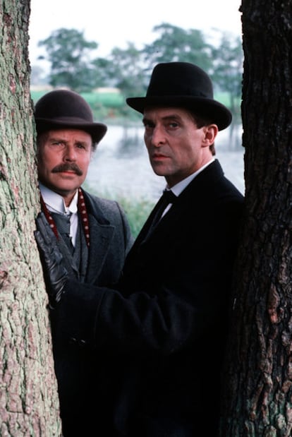Edward Hardwicke (izquierda) y Jeremy Brett, en 1985, en la serie <i>El regreso de Sherlock Holmes</i>.