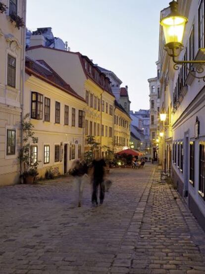 Una calle del barrio de Spittelberg, donde la parejita asistía a una delirante danza del vientre.