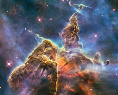 Detalle de una pequeña zona de la región Nebula Carina de la Vía Láctea donde se están formando estrellas en la que se aprecian estructuras con forma de columna de hidrógeno frío entremezcladas con polvo de la nebulosa