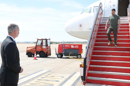 A su llegada al aeropuerto Adolfo Suárez Madrid Barajas, el Rey ha dado la bienvenida al presidente de Ucrania, Volodímir Zalenski, este lunes. 